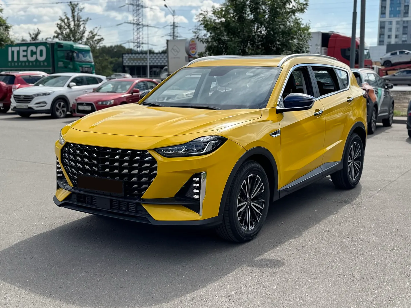 Jetour X70+ на стоянке, вид спереди