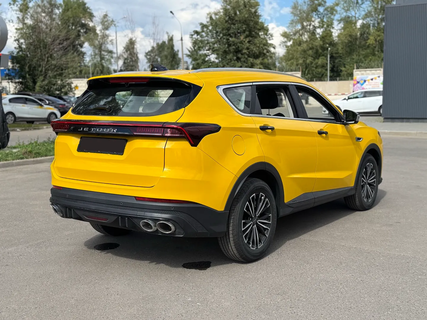 Jetour X70+ сзади-сбоку