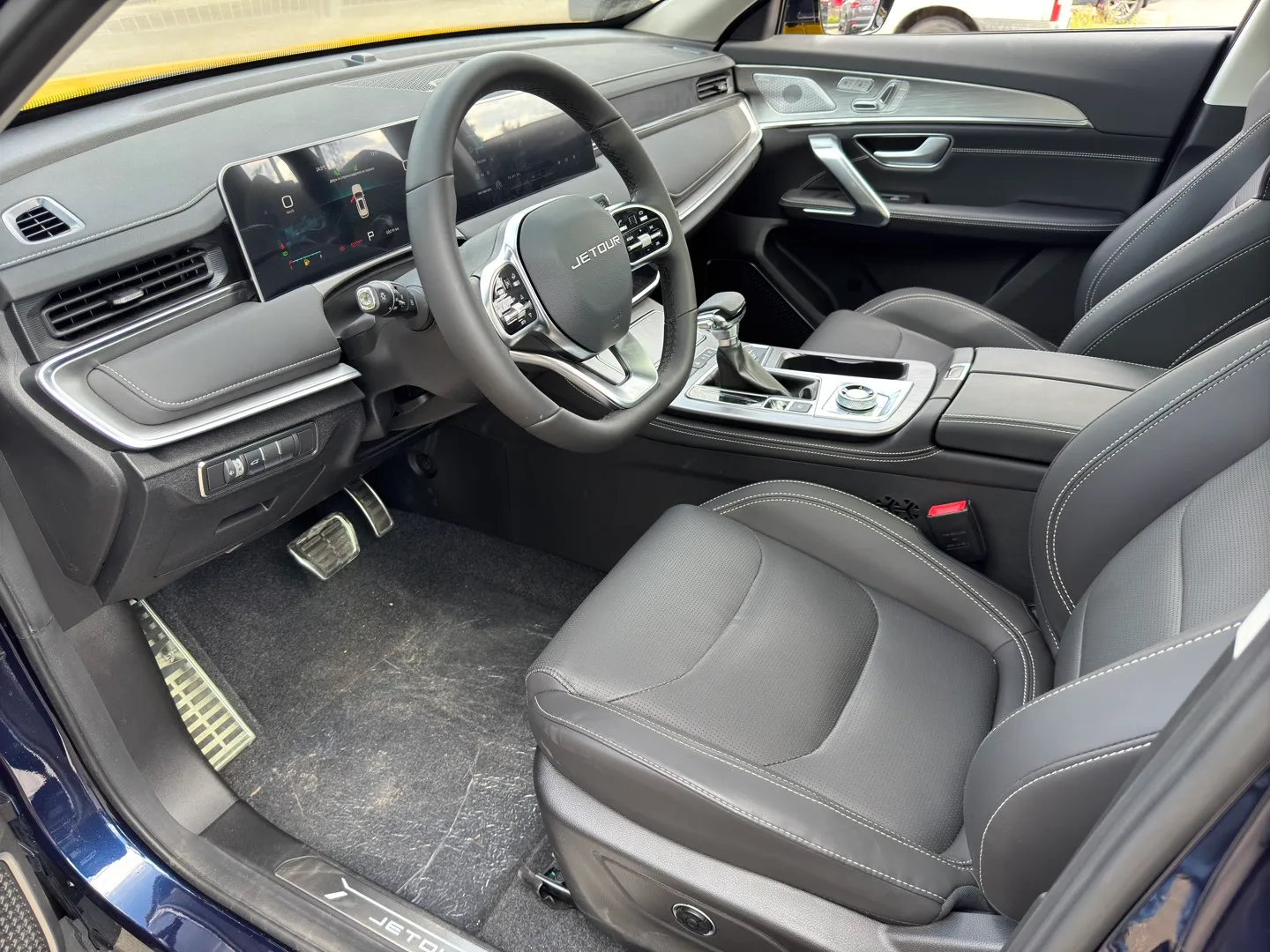 Салон Jetour X70+, панель приборов и руль