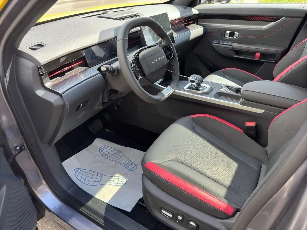 Салон Jetour Dashing: руль и передняя панель